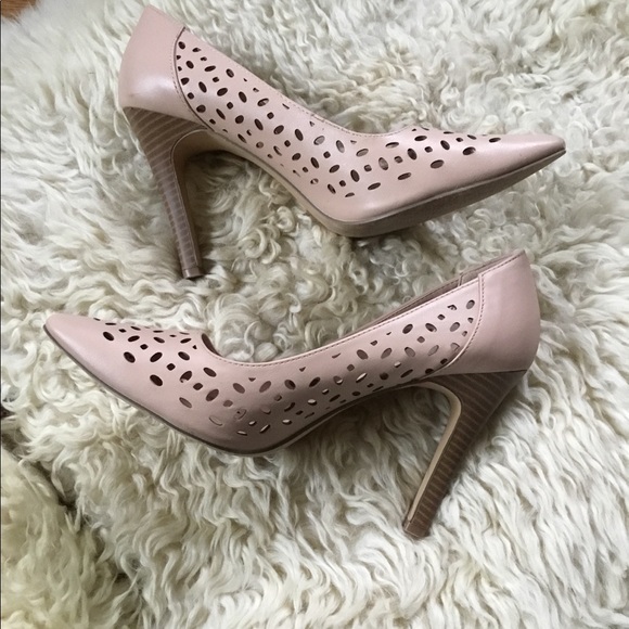 Restricted Nude Cut Out Wood Heeled Pump - Picture 5 of 8